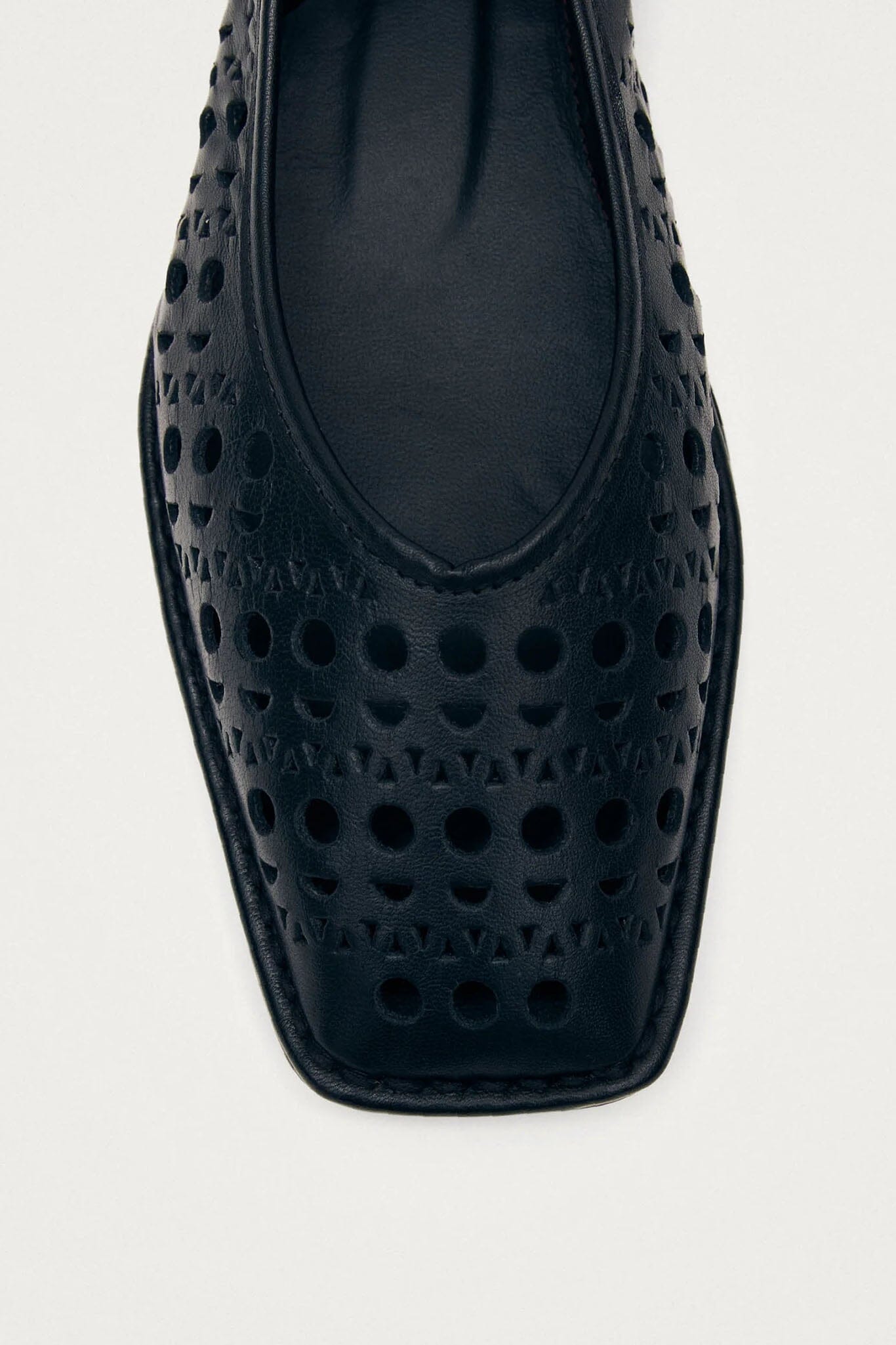 The top detailing of the Alohas black square toe cut out flat shoes