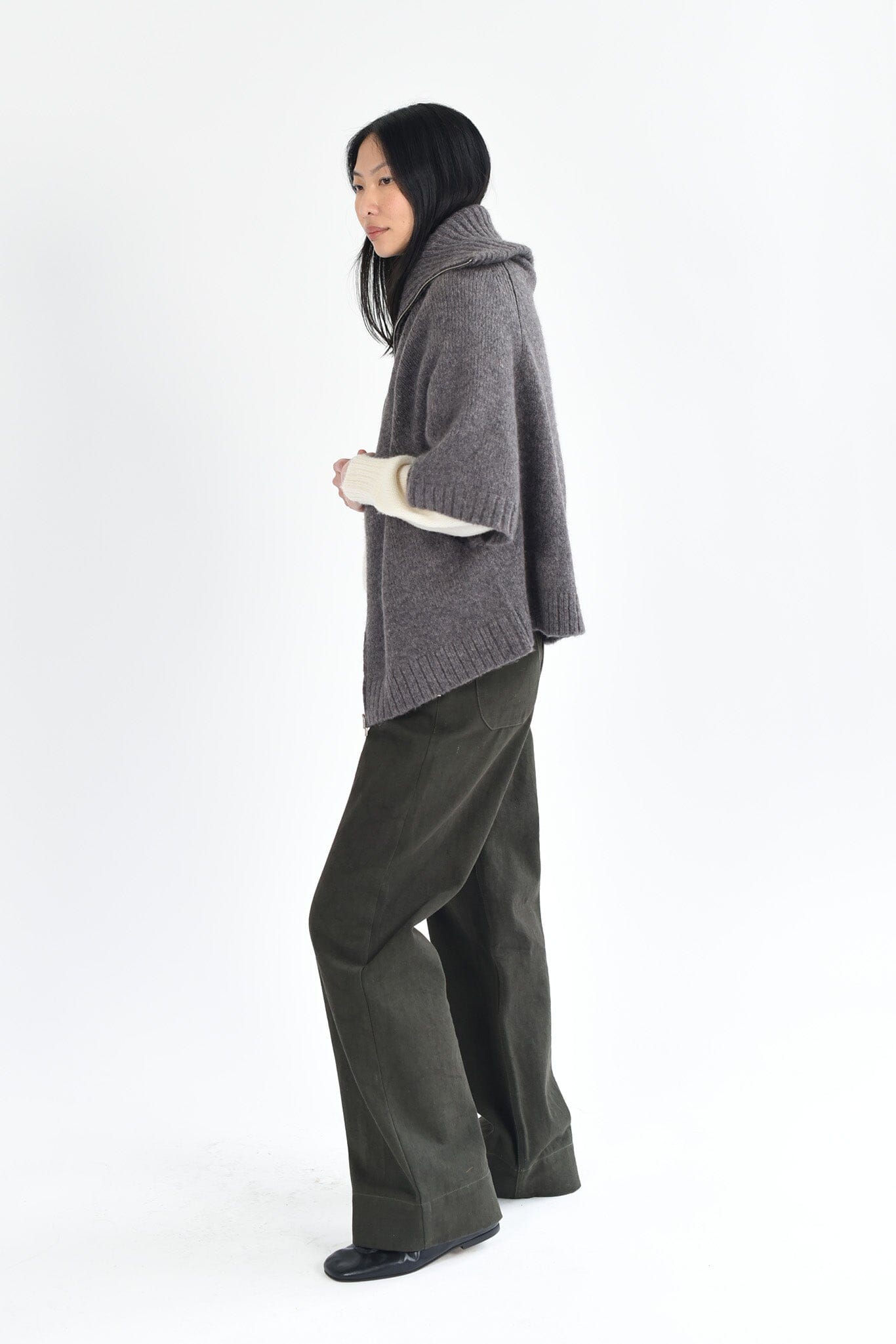 A woman wears the M.Patmos cotton Riverside pants in forest green. Designed in Brooklyn, New York.