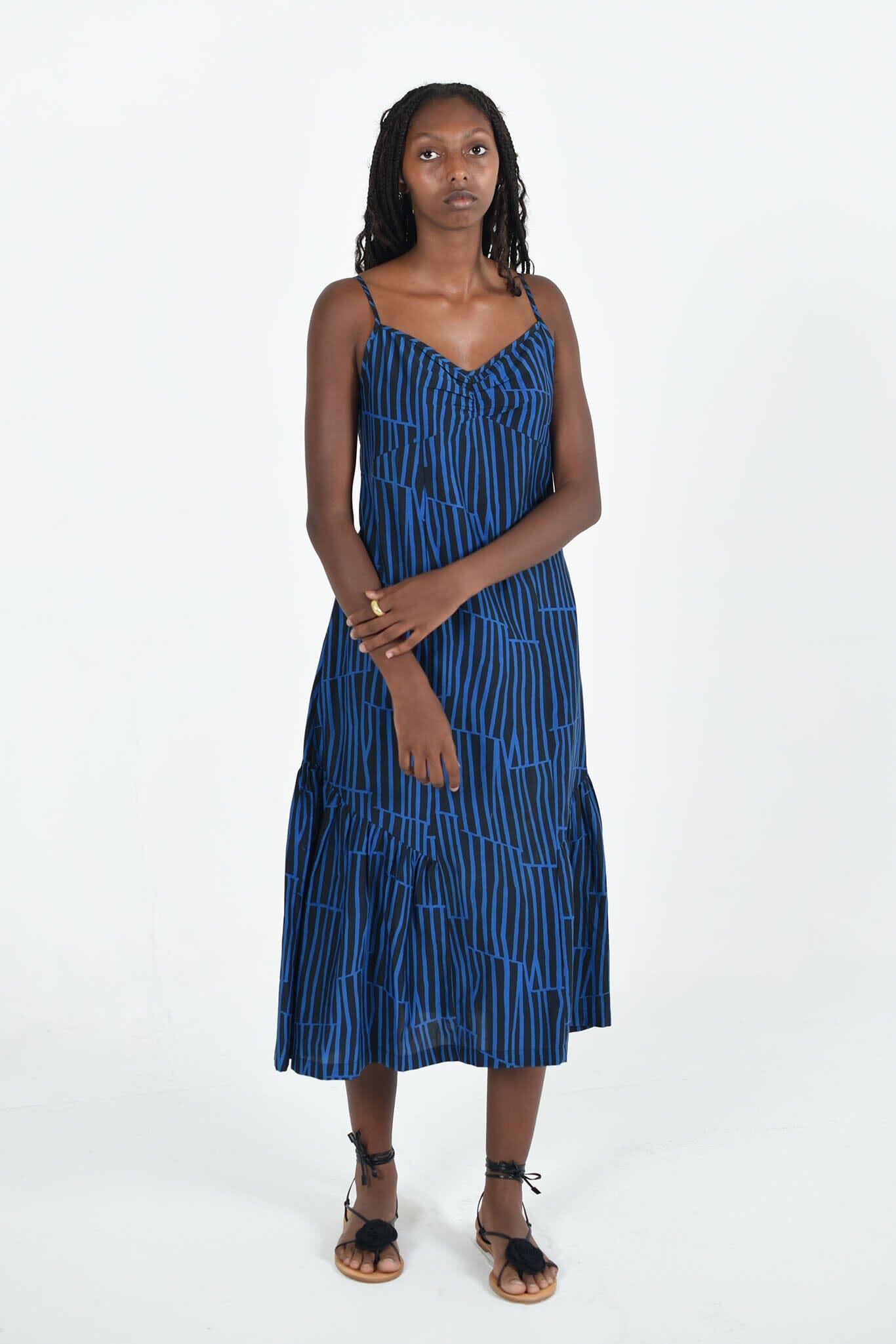 Elegant M.PATMOS Katie Dress in Woodcut Black Navy featuring an A-line silhouette, sleeveless design, and a bold abstract woodcut pattern, perfect for versatile styling. Size large.