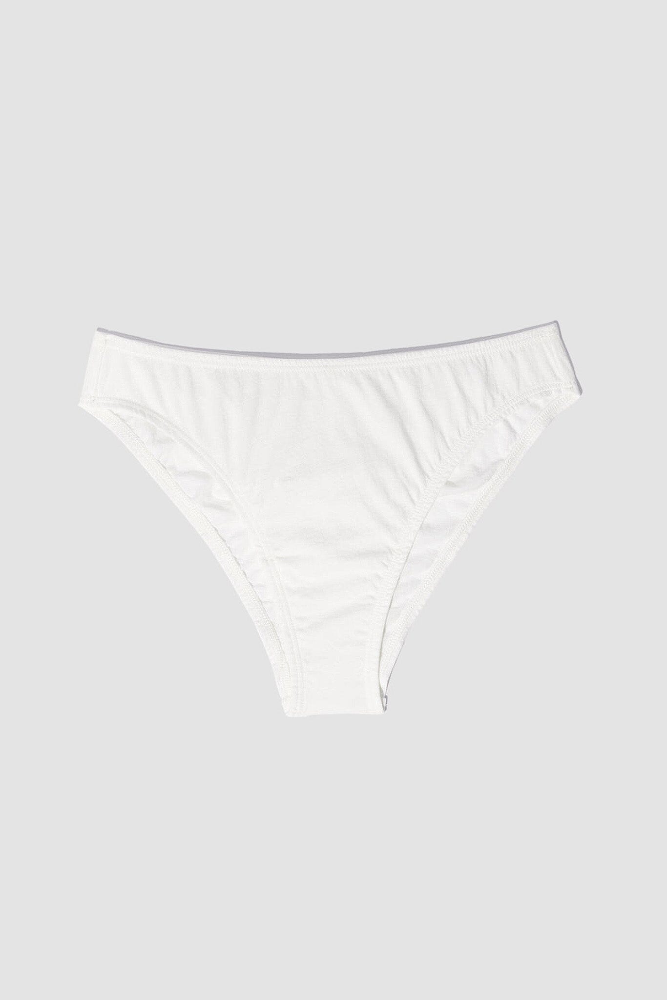 This image features the "Oddobody Mid Rise French Cut - Chalk," a pair of elegant and nostalgic cotton panties. The design is inspired by the classic French cut style of the 1980s, offering a mid-rise silhouette that enhances its graceful and flattering appearance.