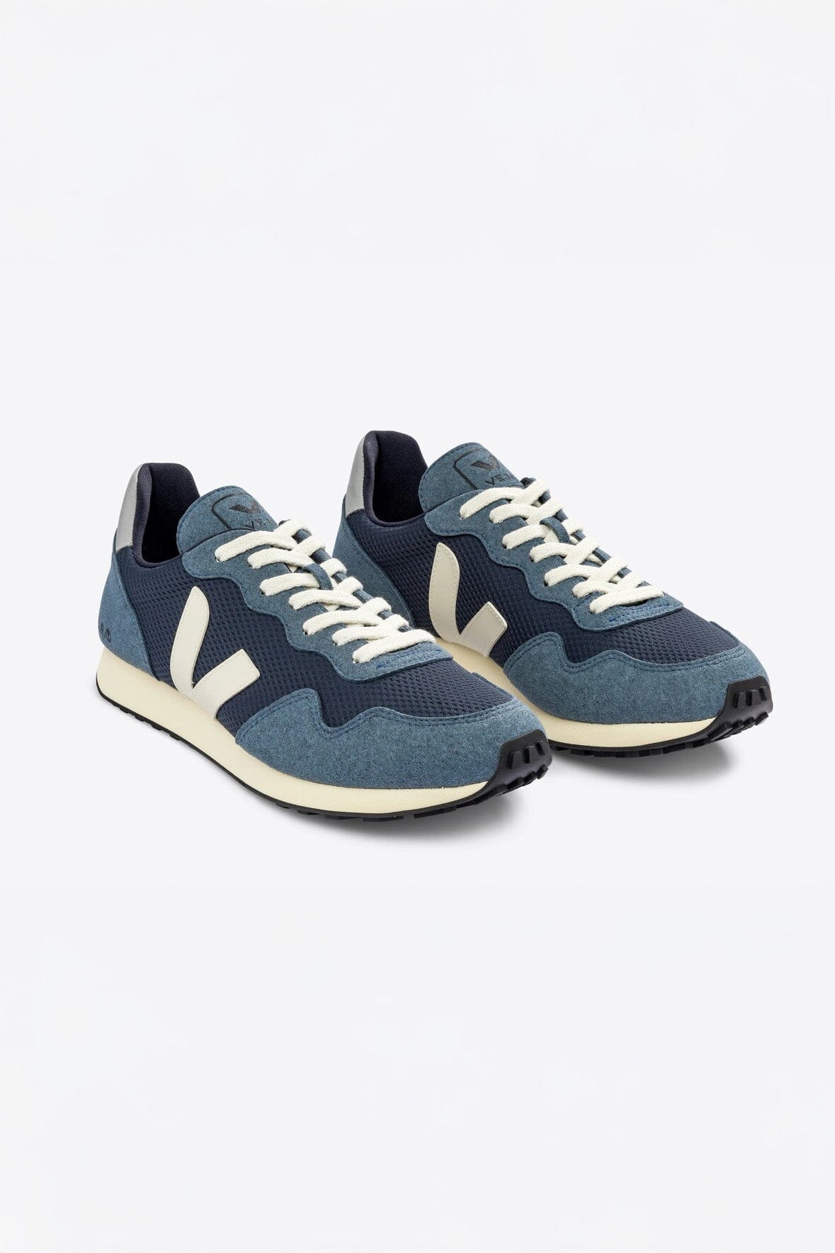 A pair of blue and white Veja SDU Alveomesh sneakers with mesh paneling and a lace-up closure.