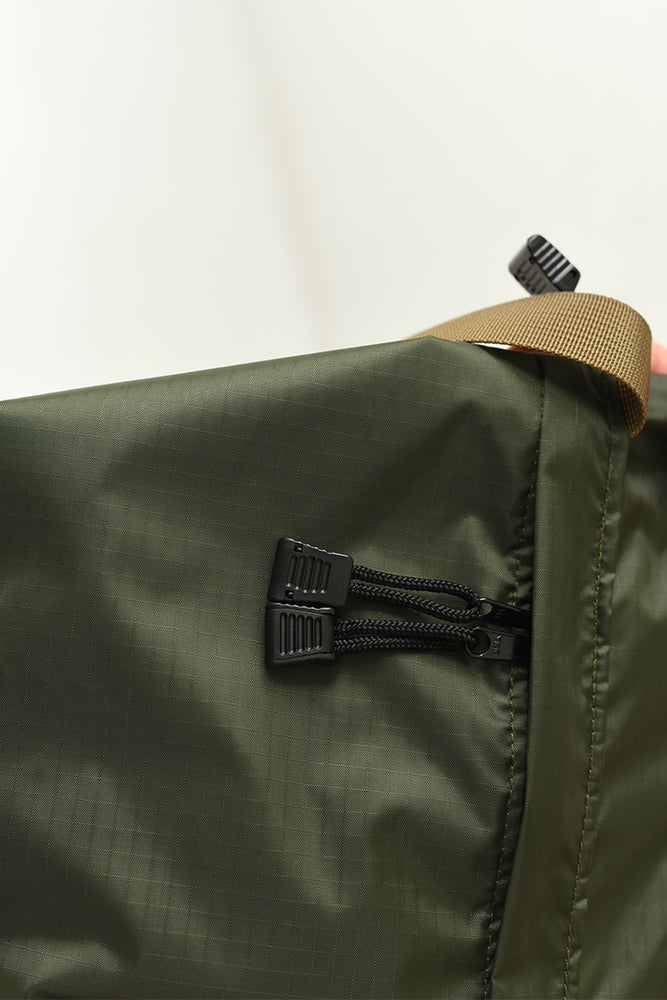 
                  
                    Zipper details of a green nylon bag
                  
                