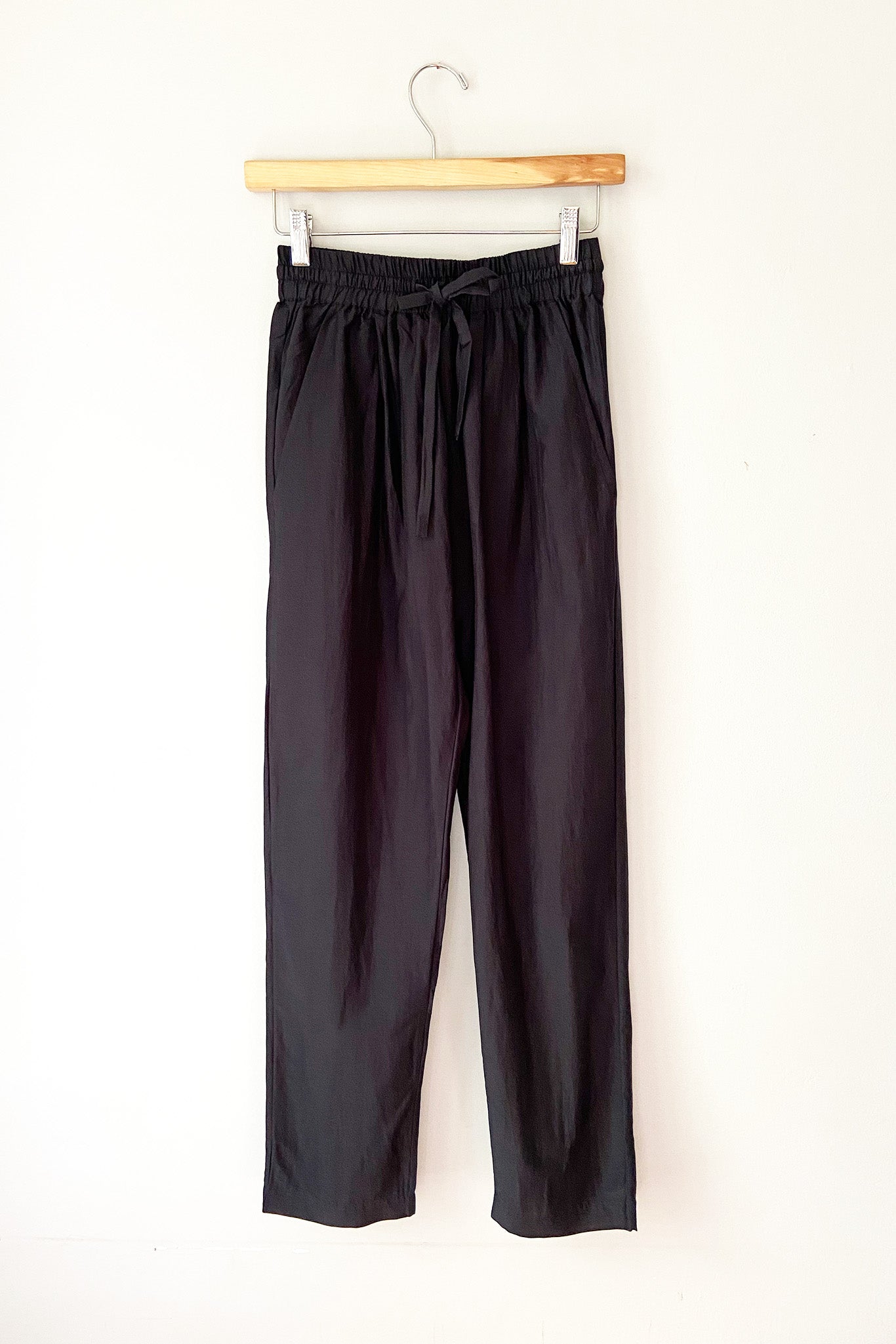Cotton summer drawstring pant with tapered legs. Brooklyn Style